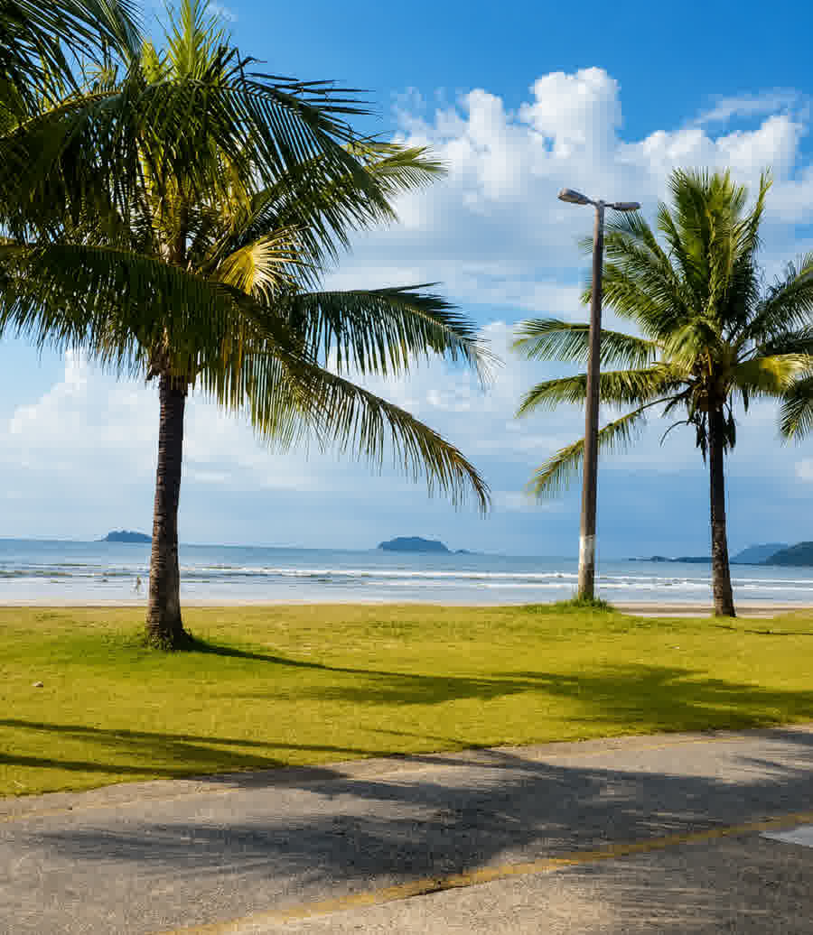 Cidade de Peruíbe com vista para a serra