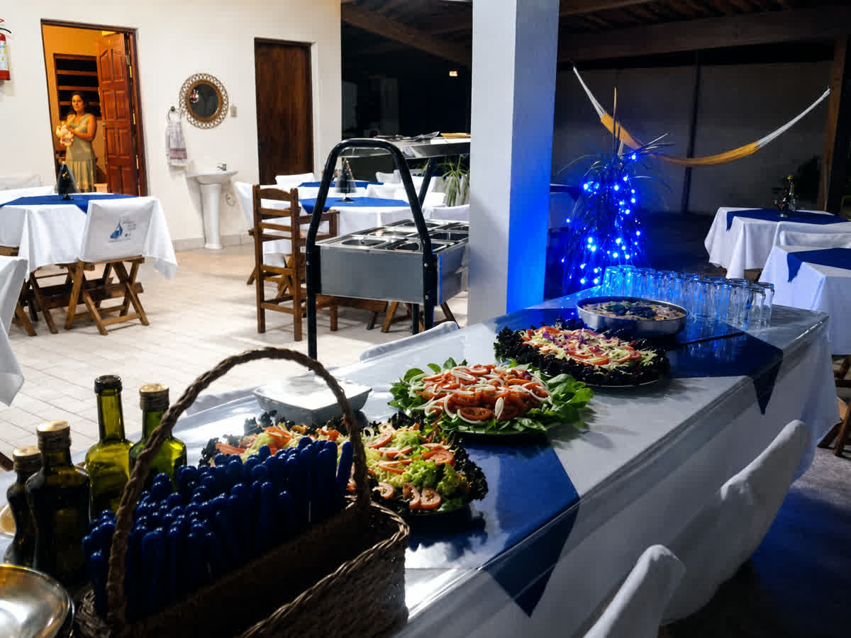 Sala de refeições com buffet montado