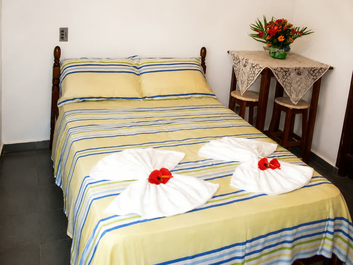 Cama com decoração de toalha e flores