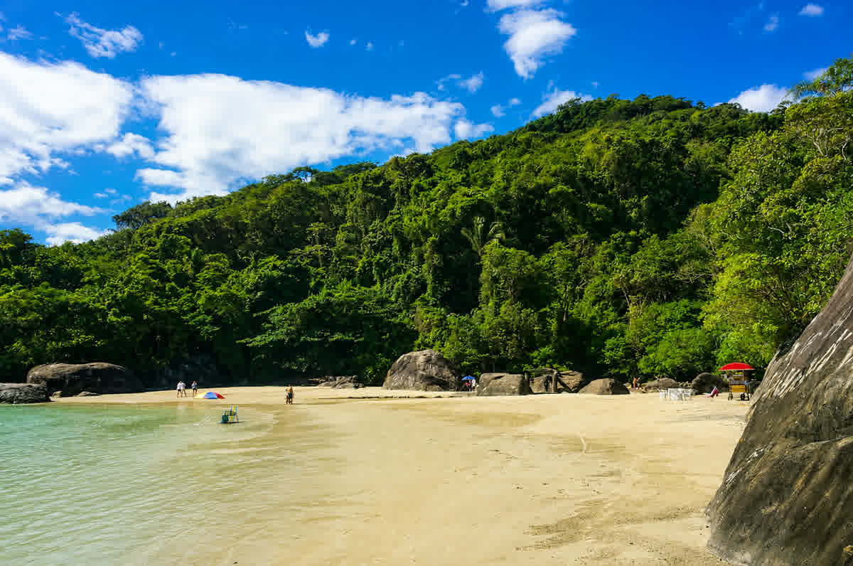 Praia próxima com morro verde